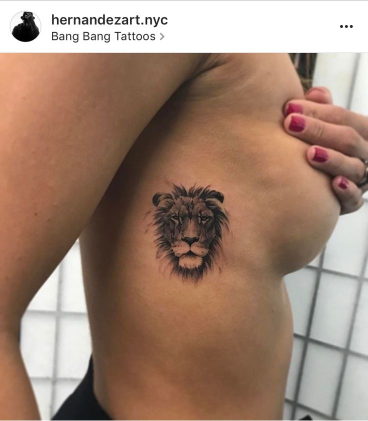 a woman's stomach with a lion tattoo on it