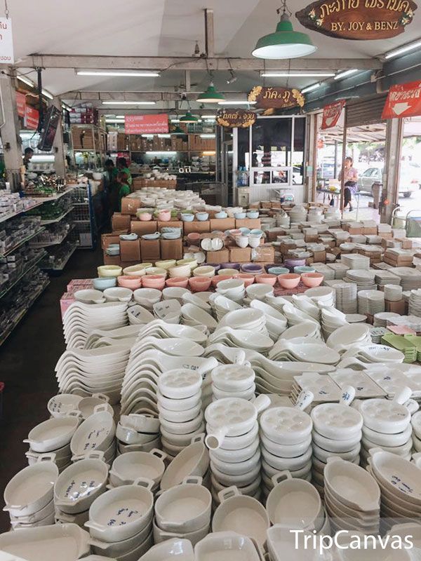 there are many plates and bowls in the store