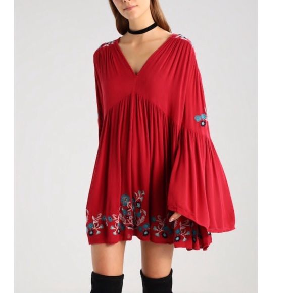 Free People Te Amo Embroidered Peasant Dress Flowing Bell Sleeves And V Neckline Xs Size Brand New Wit Tags 20” Across Bust 32” Lenght Approx. Bundle 2 Or More Items To Save M Red Boho Dress, White Maxi Dress Boho, Cherry Print Dress, Short Beach Dresses, Short Dress White, Boho Dresses Long, White Boho Dress, Red Boho, Floral Dresses Long