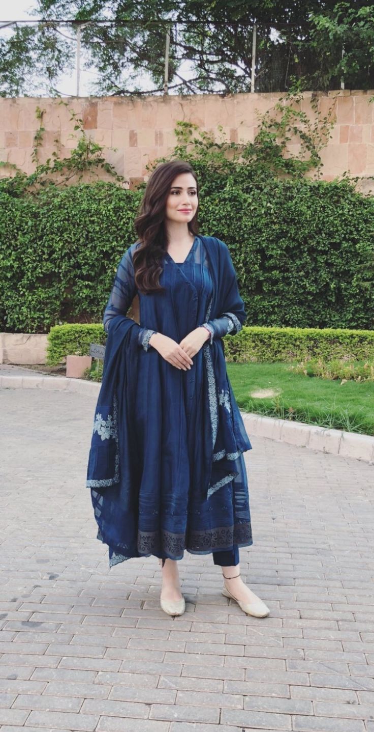 Dress Pakistani Simple, Blue Frock, Sana Javed, Dress Pakistani, Anarkali Dress Pattern, Casual Indian Fashion, Frock Dress, Pakistani Dresses Casual, Pakistani Fashion Party Wear