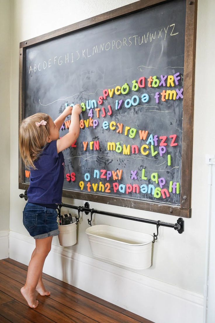 Decorative Chalkboards, Retro Playroom Ideas, Playroom Learning Wall, Diy Chalkboard Ideas, Chalkboard In Room, Art Wall Playroom, Diy Magnet Wall, Whiteboard In Playroom, Chalkboard In Playroom