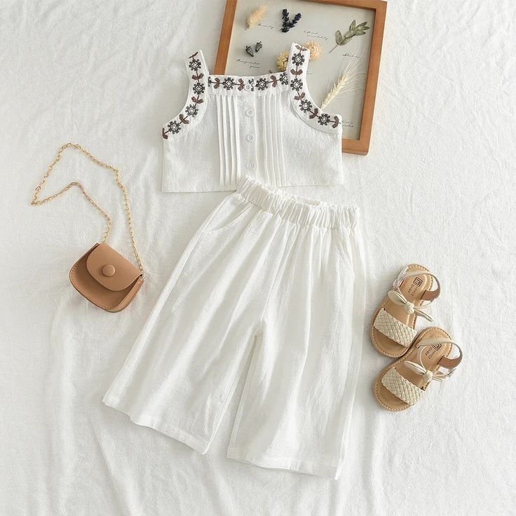 Presentamos nuestra última colección: ¡Conjunto informal de 2 piezas bordado de verano para niñas!

 Prepare a su pequeño para los días soleados que se avecinan con este adorable conjunto. Diseñado pensando en la comodidad y el estilo, este conjunto es perfecto para niñas de 3 a 7 años. Confeccionada con algodón transpirable, garantiza que su hijo se mantenga fresco y cómodo durante los calurosos meses de verano.





 Diseño elegante y cómodo : con un encantador cuello cuadrado y un práctico diseño de jersey, vestirse nunca ha sido tan fácil. El suave material de algodón del conjunto brinda comodidad durante todo el día, lo que le permite a su pequeña jugar y explorar libremente.






 Delicado bordado floral : el intrincado bordado floral añade un toque de dulzura al conjunto, haci White Floral Embroidery Sets For Vacation, Casual Embroidered Sets For Vacation, White Embroidered Vacation Sets, Summer Matching Cotton Outfit Sets, Cotton Matching Outfits For Summer, Summer Cotton Matching Outfits Sets, Cotton Beach Sets With Floral Embroidery, Beach Sets With Floral Embroidery In Cotton, Cute Spring Vacation Sets