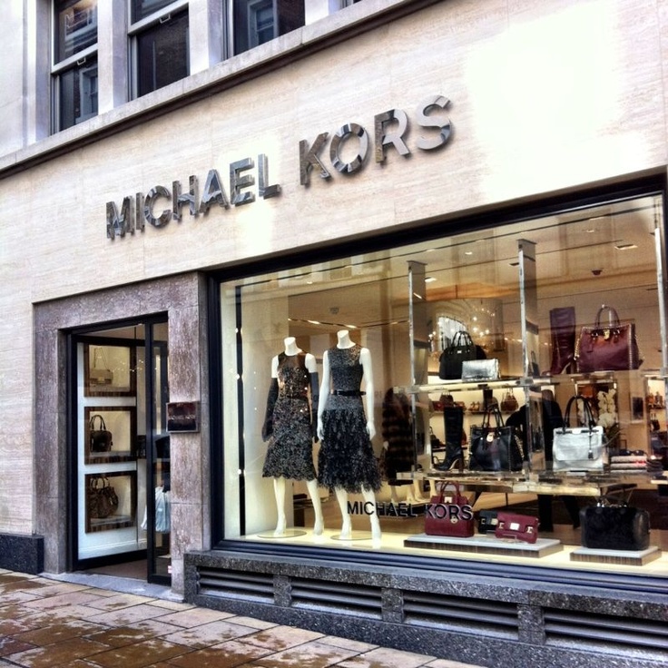 michael kors storefront with mannequins and handbags in the window