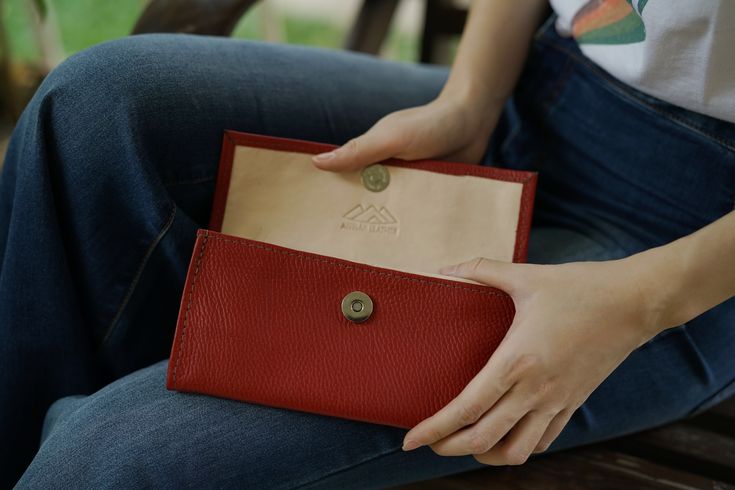 With so many ladies wallets on the market its difficult to decide which one best fits your needs. We are here to help and believe we have some great options to consider #handmade #leathercraft #red #artisanmade #northwest #wallet #handbags Trendy Red Wallets For Everyday Use, Handmade Red Wallet For Everyday Use, Versatile Red Wallet For Daily Use, Demin Outfit, Red Wallets For Women, Silver Home Accessories, Travel Accesories, Luxury Red Women's Wallet, Wallet With Coin Pocket