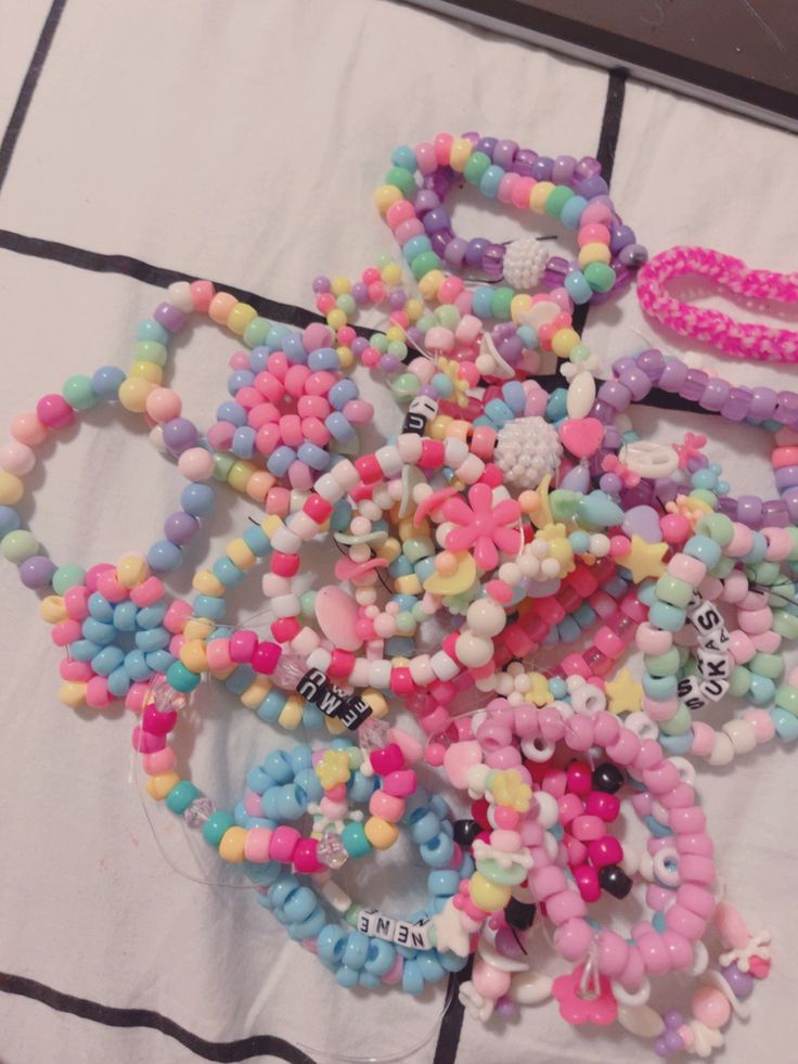 Kawaii Diy Accessories, Kawaii Beaded Bracelets, Cutecore Bracelet Ideas, Harajuku Bracelet, Cutecore Bracelet, Cute Kandi Ideas, Kandi Bracelets Aesthetic, Kandi Aesthetic, Kawaii Kandi