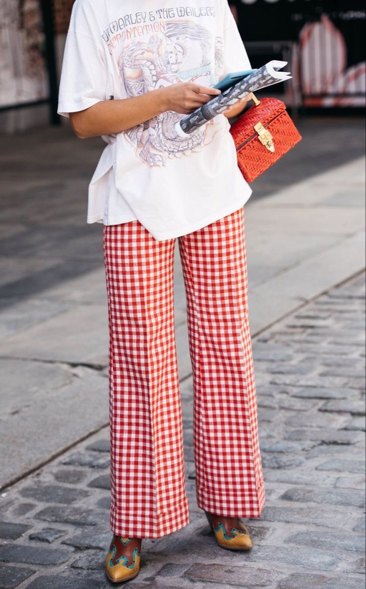 Check Trousers Women, Gingham Suit Women, Red Gingham Pants, Gingham Trousers Outfits, Spring Women Outfits, Women Outfits Ideas, Gingham Trousers, Planning Outfits, Bold Shoes