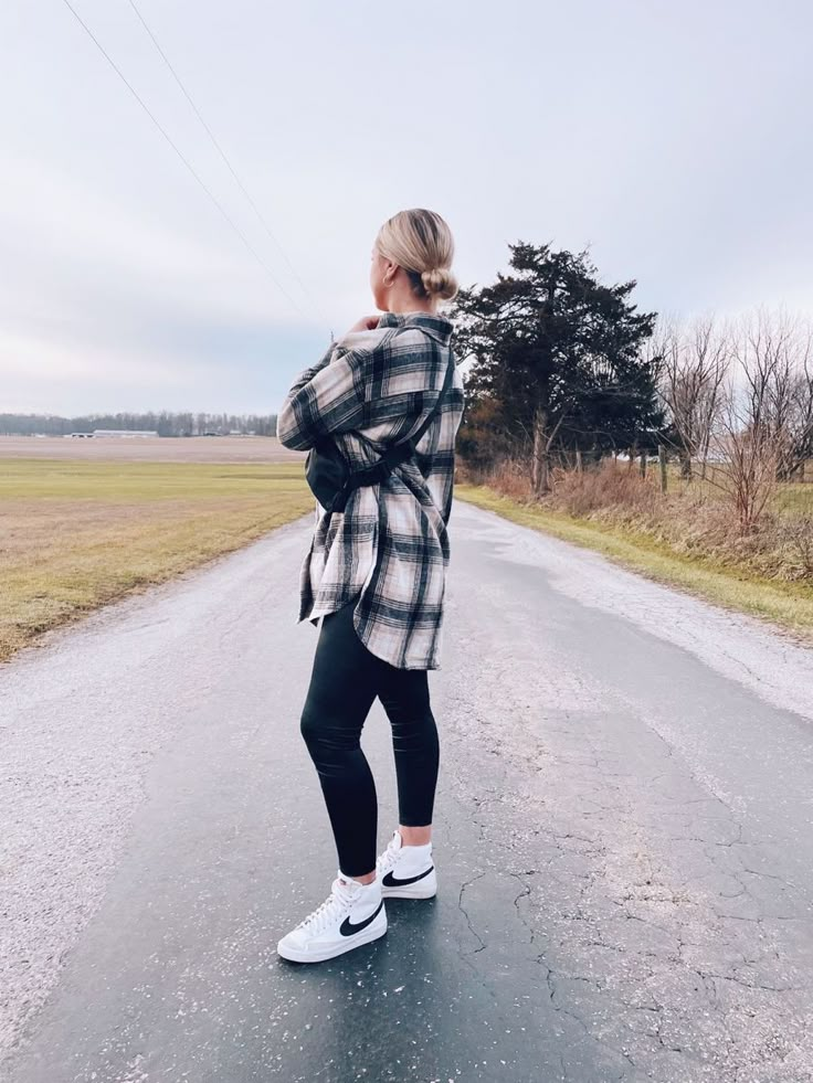 Winter Nike Blazer Outfit, High Tops With Leggings Outfits, High Top Sneakers Leggings Outfit, Leggings And Blazers Outfit, Black Leggings White Converse Outfits, Cute Outfit Ideas With Nike Blazers, Winter Nike Outfit, Nike Blazer Fall Outfit, Womens Nike Outfits Casual