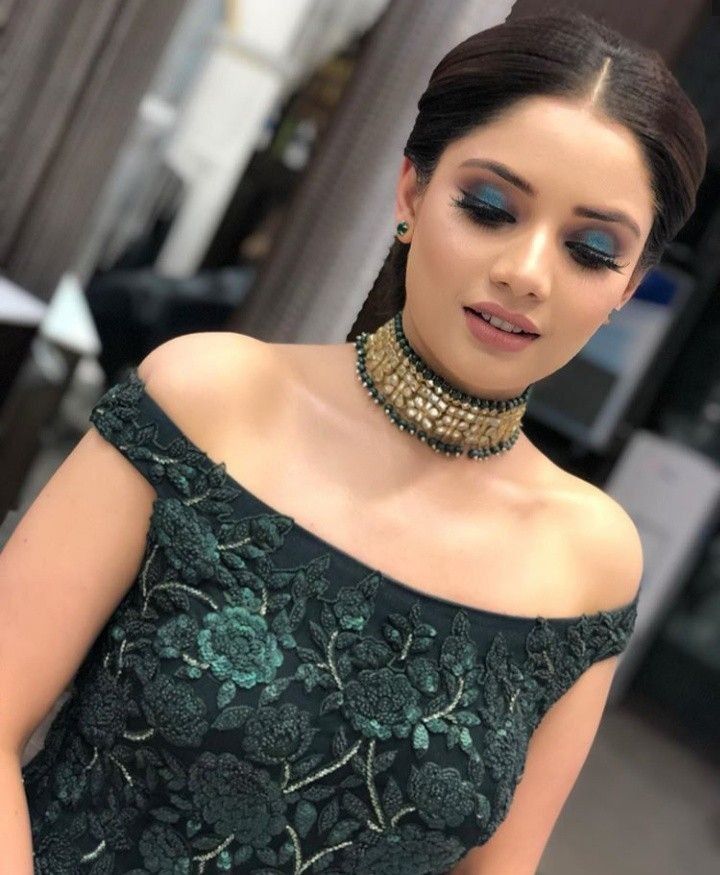 Eye Makeup For Reception Look, Mehandi Makeup Look For Bride, Mehendi Eye Makeup Looks, Mehandi Makeup Look, Indian Party Makeup Looks, Green Lehenga Makeup Look, Green Dress Eye Makeup, Party Wear Makeup Look, Party Makeup For Indian Wedding