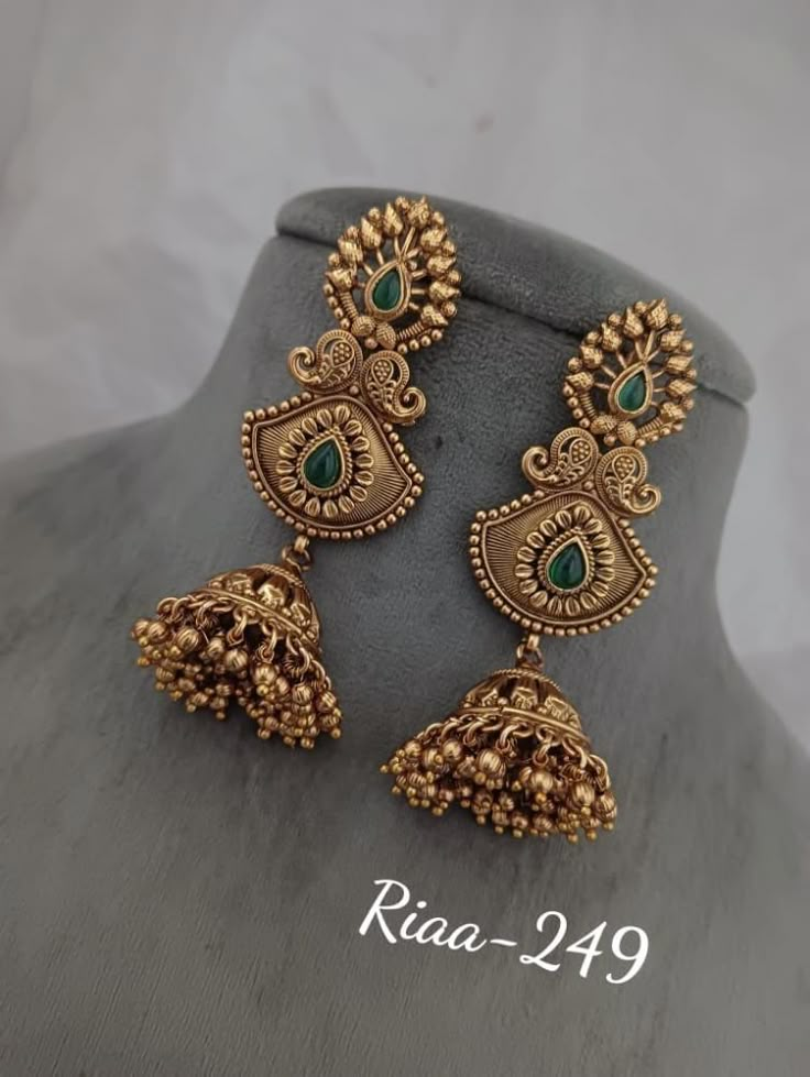 South Earring Design, Zumka Earrings, Gold Jhumki Indian Jewelry, 4 Grams Gold Ear Rings, Gold Jhumka Earrings Bridal, Jumkas Gold, Daily Use Gold Earrings Indian, Gold Jhumka Designs, Bridal Gold Necklace