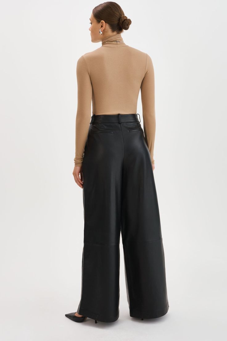 Améliorez votre style de tous les jours avec le pantalon en cuir à jambe large Rossa. Conçu avec une silhouette taille haute et des plis sur le devant, ce pantalon est à la fois flatteur et sophistiqué. À porter avec un haut ajusté et un talon pointu. Sleek Wide Leg Pants For Evening With Belt Loops, Sleek Wide Leg Pants With Belt Loops For Evening, Chic Wide-leg Leather Pants For Workwear, Wide-leg Leather Pants For Work, Wide-leg Leather Pants With Belt Loops For Work, Sleek Evening Bottoms With Belt Loops, Sleek Leather Pants With Belt Loops For Work, Chic Tapered Leg Bottoms For Office, Sleek Wide Leg Pants With Belt Loops