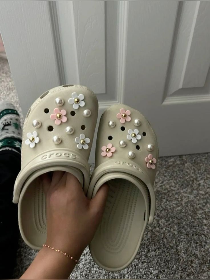 Croc Pins Ideas, Crocs Slides Jibbitz Ideas, Beige Crocs With Jibbitz, Crocs Pins Ideas, Cute Croc Jibbitz Ideas, Pink Crocs With Jibbitz, Crocs Gibbets, White Crocs Jibbitz Ideas, Croc Inspiration