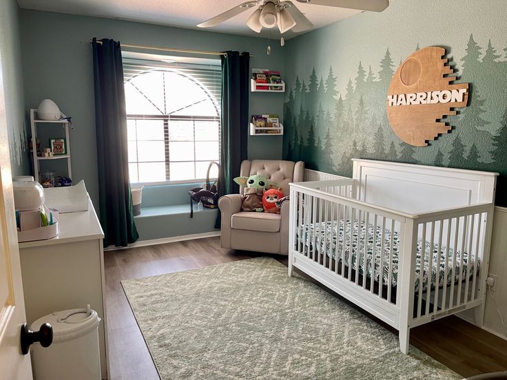 a baby's room decorated in blue and green