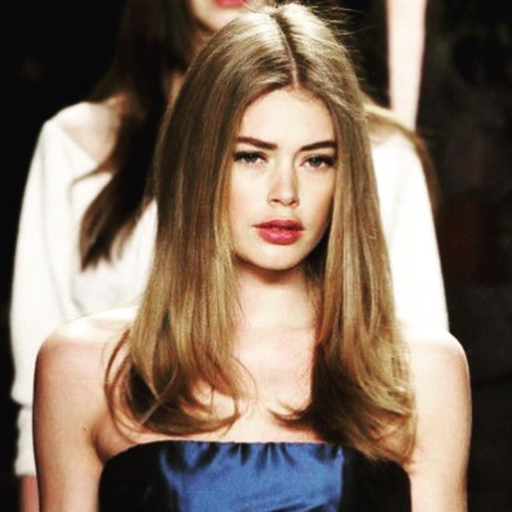 Doutzen Kroes on Instagram: “Me at 18 years old on the runway somewhere in NY, Milan or Paris 😘 #tbt #throwbackthursday” Doutzen Kroes Victoria Secret, Victoria Secret Super Model, Doutzen Kroes Style, Y2k Magazine, Vlada Roslyakova, Vs Angels, Super Model, Doutzen Kroes, Penteado Cabelo Curto