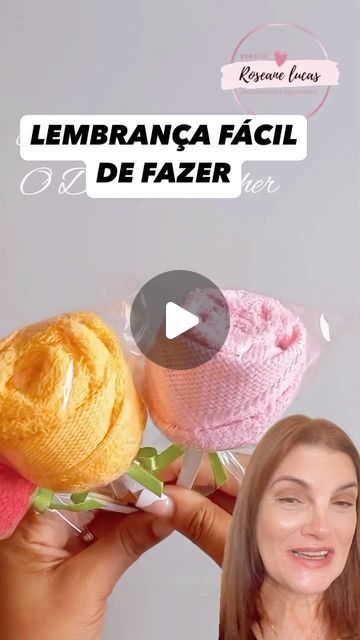 a woman holding three knitted hats in front of her face with the words lemonca facii de fazer on it