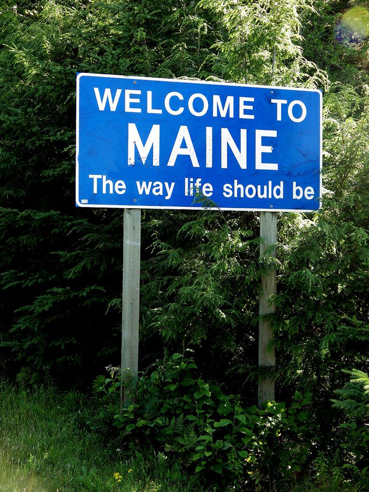 a blue sign that says welcome to maine the way life should be