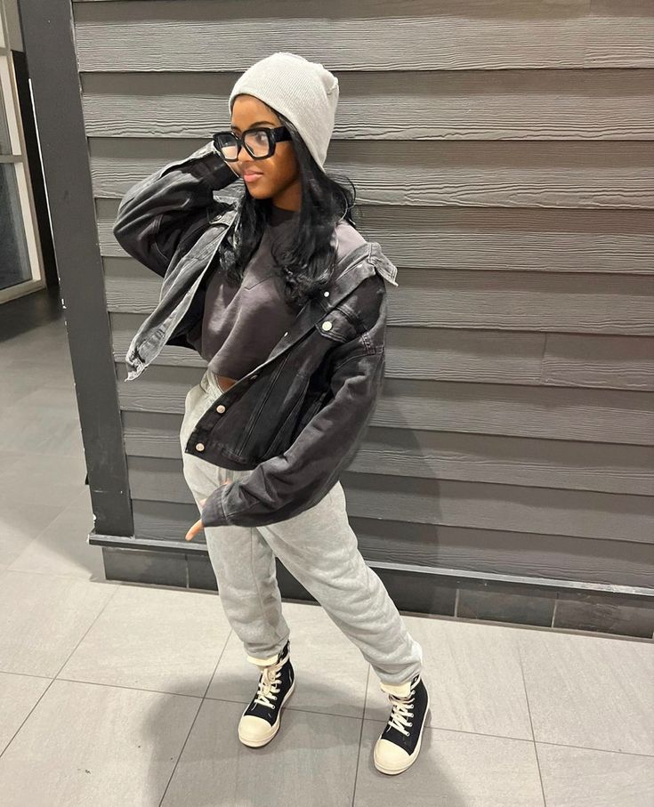 Beanie Outfit Black Women Winter, Outfits With Black Beanies, Outfits With Beanies Black Women, Beanie Outfits Black Women, Grey Jeans Outfit Black Women, Converse Outfit Black Women, Grey Beanie Outfit, Outfits With Beanies, Ptso Outfits