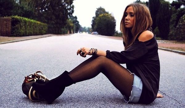 tights under shorts. I wish I was brave enough, It looks pretty fierce. Fashion Model Photography, Sheer Tights, Black Stockings, Beautiful Boots, Tights Outfit, Mode Inspo, Glam Rock, Soft Grunge, Shorts With Tights