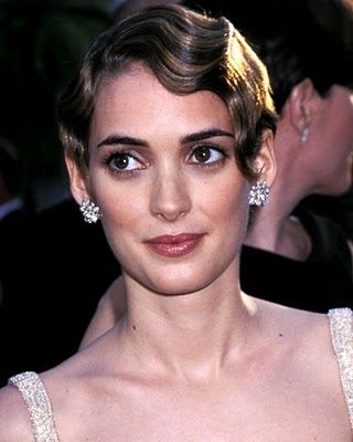 Glamorous Short Hair Winona Ryder 90s, 90s Beauty, Oscar Hairstyles, Celeb Outfits, Flapper Hair, Winona Forever, 90s Glam, Wes Gordon, 1920s Hair