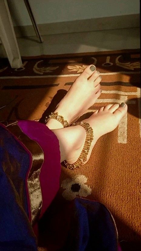 Indian Payal Aesthetic, Payal Aesthetic, Sanatani Girl, Anklets Aesthetic, Anklet Aesthetic, Jewelry Poses, Indian Anklets, Henna For Beginners, Lehenga Pink