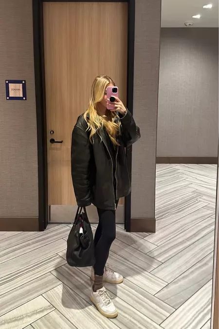 travel day outfit ✈ oversized leather jacket, leggings and sneakers Lader Jackets Outfits, Oversized Leather Jacket Outfit, Travel Day Outfit, Arielle Lorre, Oversized Leather Jacket, Leather Jacket Outfit, Outfit Oversize, Fall Mood, Coachella Fashion