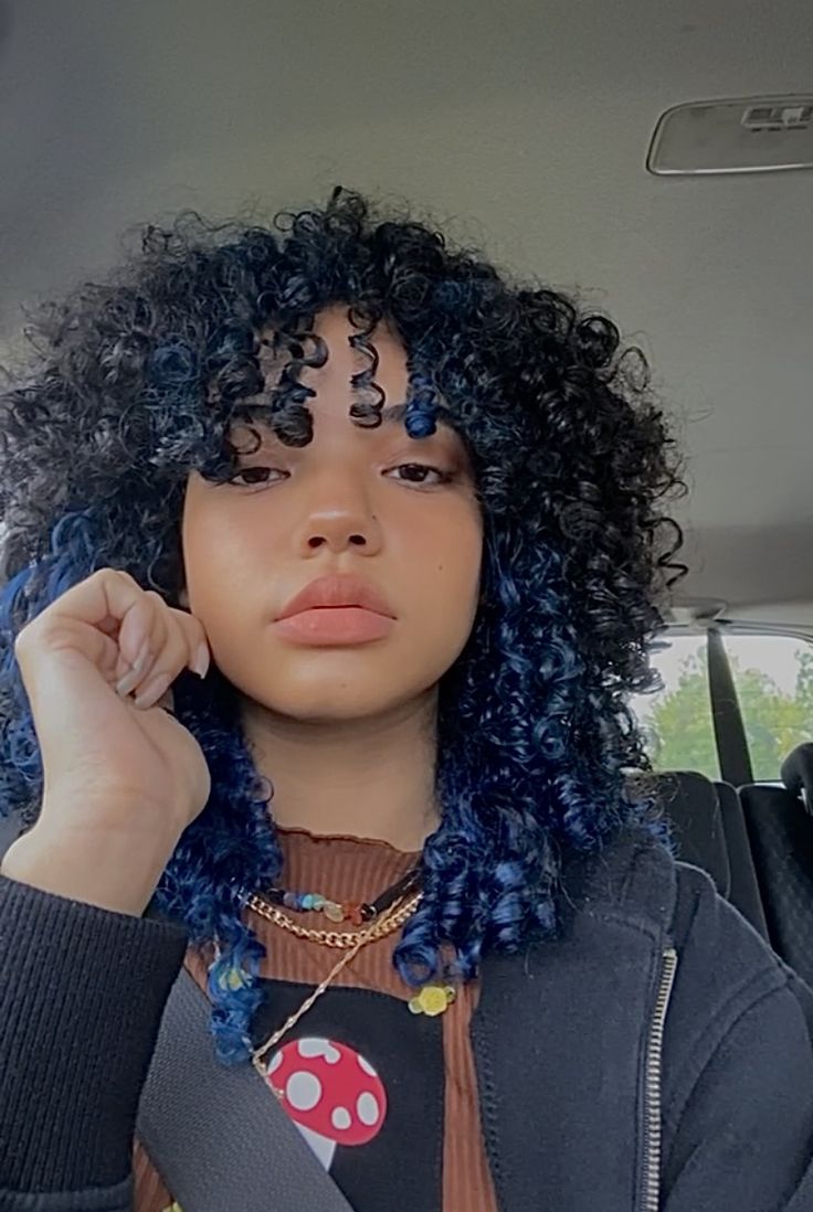 3b Hair Dye Ideas, 3b Dyed Curly Hair, Curly Hair With Colored Ends, Temporary Hair Dye For Curly Hair, Dark Blue Highlights Curly Hair, Curly Hair Colored Tips, Curly Short Hair Dye Ideas, Fun Hair Color Ideas For Curly Hair, Dyed Curly Hair Ideas Colour Blue