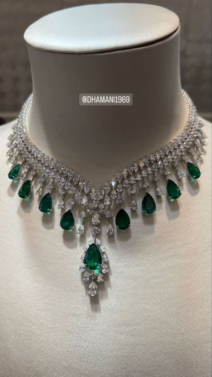 Expensive Earrings Diamonds, Royal Wedding Jewelry, Expensive Necklaces Luxury, Diamond Rings With Colour Stones, Expensive Jewelry Luxury Necklaces, Luxury Necklace Diamonds, Necklaces Expensive, Royal Jewelry Aesthetic, Diamond Necklace Aesthetic