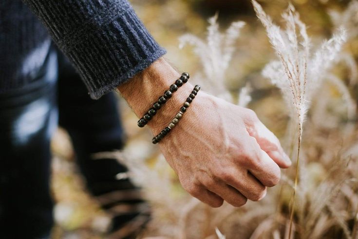 Una pulsera exclusiva de DharmaShop con un diseño elegante y poderoso. Elaborado con una combinación de cuentas de Obsidiana y Pirita con espaciadores de plata.

 Los elementos de obsidiana no sólo son impresionantes sino también únicos, ya que cada piedra revela sus propias bandas translúcidas. Contrastan muy bien con las cuentas de pirita que son frías al tacto.


 Se sabe que las piedras negras ofrecen protección al usuario, brindan estabilidad y conectan el chakra raíz.




 La obsidian The Root Chakra, Buddhist Bracelet, Wrist Mala, Black Stones, Daily Gift, Red Tigers Eye, Tiger Eye Bracelet, Mala Bracelet, Protection Bracelet