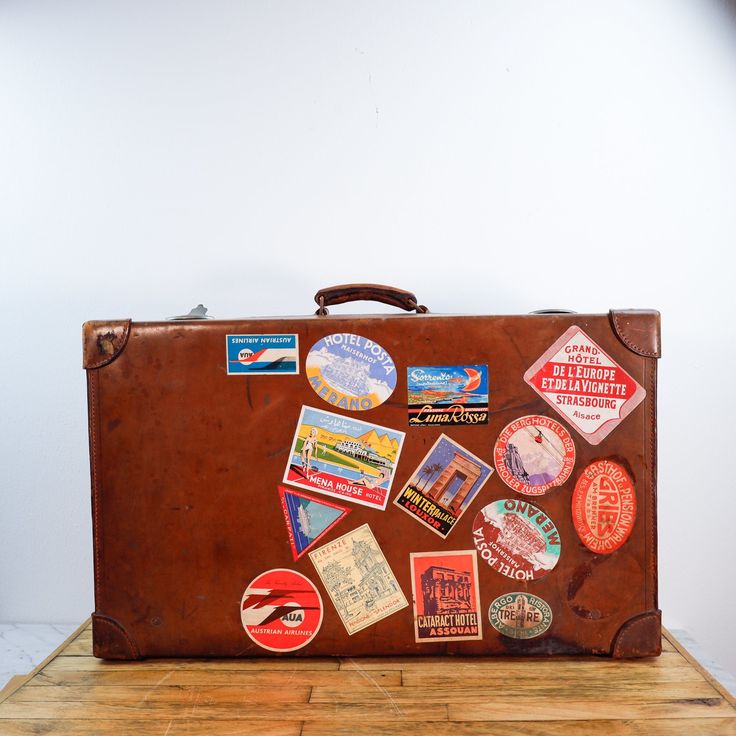 Superbe valise décorative avec de nombreux autocollants qui racontent des voyages dans des pays lointains. La lourde valise en cuir a beaucoup vu. Juste magnifique! Parfait pour ranger des lettres, etc. comme accessoire pour le théâtre, les artistes, les acteurs. Hauteur : 43 cm, largeur 70 cm, profondeur : 20 cm Suitcase Stickers, Work Pictures, Leather Suitcase, Old Suitcases, Vintage Suitcases, Vintage Luggage, Industrial Metal, Suitcase Traveling, Suitcases