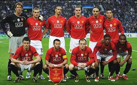 the manchester united team line up for a group photo before their match against liverpool in 2006