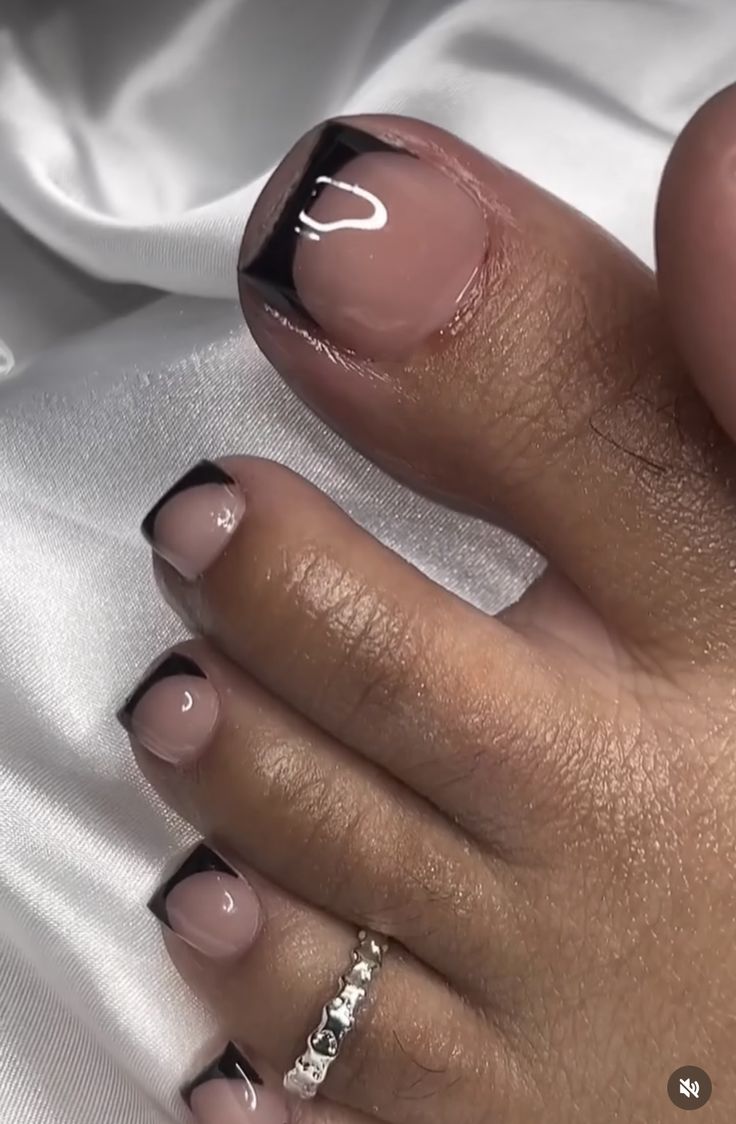 Black French Tip Nails Pedicure, Black Mani Pedi Combo, Black And Gold Toe Nail Designs, Black Toe French Tip, Black Pedicures, Black And Silver Toe Nails, Black And Gold Toe Nails, Black Toes Polish, Black French Toes