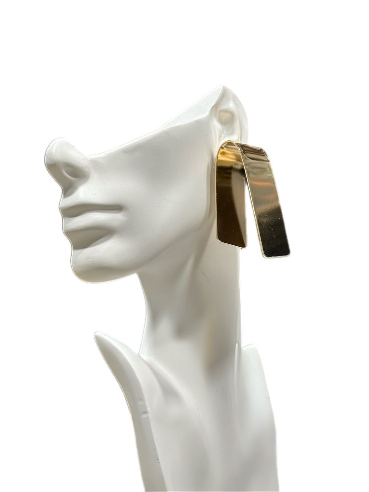 The Modernist Chic Fold Earrings are a stylish and contemporary accessory that effortlessly blends minimalist aesthetics with a touch of sophistication. With a length of 2.5 inches and a width of 1.2 inches, these earrings offer a bold yet elegant presence. Available in two stunning variants, gold and silver, they cater to diverse tastes, adding versatility to any wardrobe. The cleverly designed fold accentuates their modern appeal, making them a must-have accessory for those seeking a timeless and chic statement piece. Contemporary Accessories, Ear Climbers, Vintage Metal, Stones And Crystals, Gold And Silver, Headpiece, Ear Cuff, Gold Earrings, Bangle Bracelets