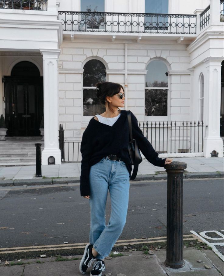 Black sweater, white tank, jeans, black sneakers, casual Chloe Miles, Mom Jeans Outfit Winter, Old Outfits, Mom Jeans Outfit, Jumper Outfit, Mum Fashion, Outfit Jeans, Basic Outfits, Mom Outfits