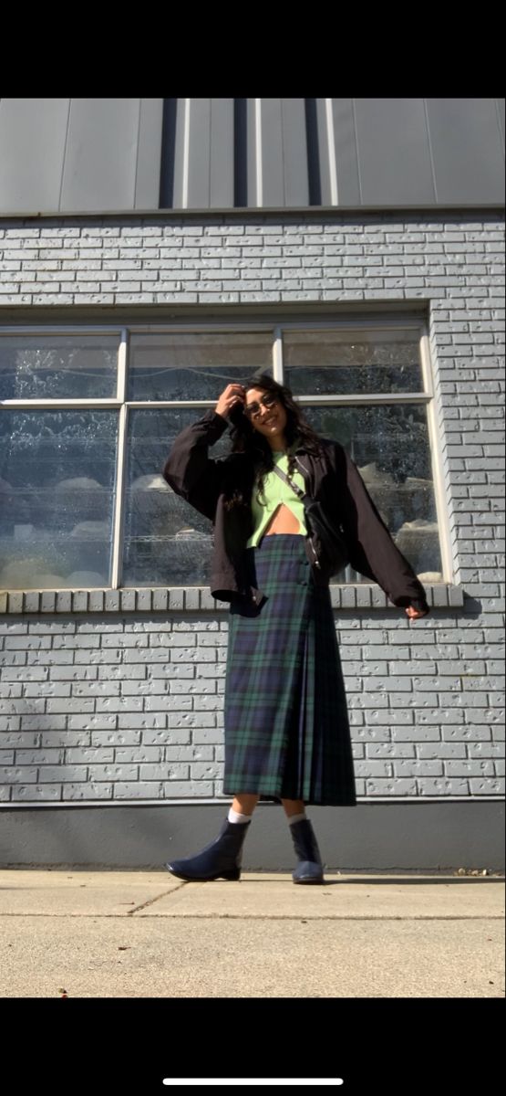 Midi skirt kilt styling inspo transitional outfit Kilt Skirt Outfit, Womens Kilt Outfit, Tartan Midi Skirt Outfit, Kilt Skirt Outfit Women, Kilt Outfits Women, Scottish Outfit Women, Scottish Skirt Outfit, Taiwan Outfit, Green Tartan Skirt