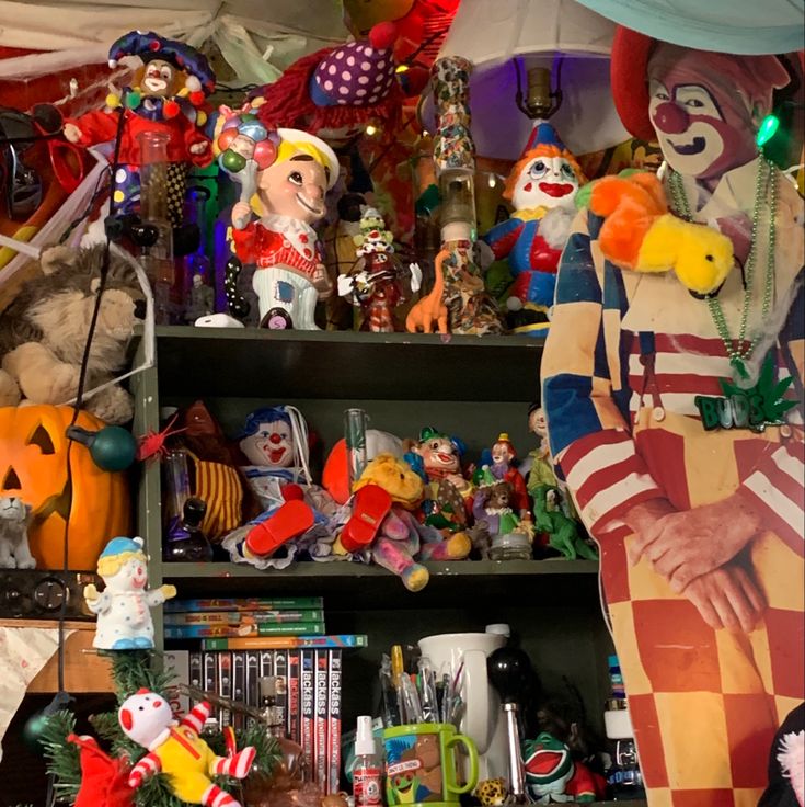 there are many clowns on the shelves in this room