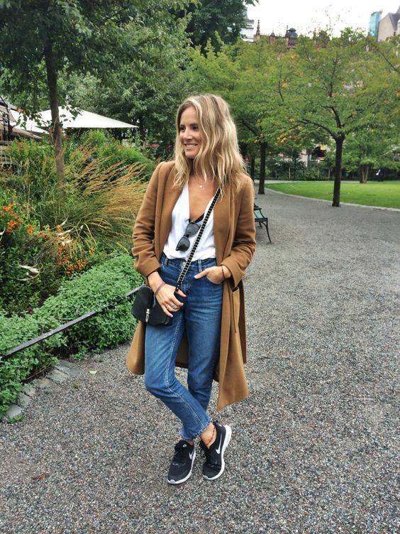 Stockholm Fashion Week, Fashion Me Now, Looks Jeans, Tennis Shoes Outfit, Coat Outfit, Mode Casual, Looks Street Style, Outfit Trends, Stockholm Fashion