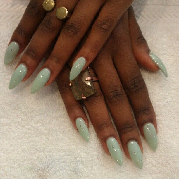 Love the color and shape Solid Color Nails Black Skin, Green Nails On Black Skin, Black Skin Nail Color, Solid Green Acrylic Nails, Pretty Solid Color Nails, February Gel Nail Colors, Nail Colors On Brown Skin, Nail Color On Dark Skin, Solid Color Nails With Design