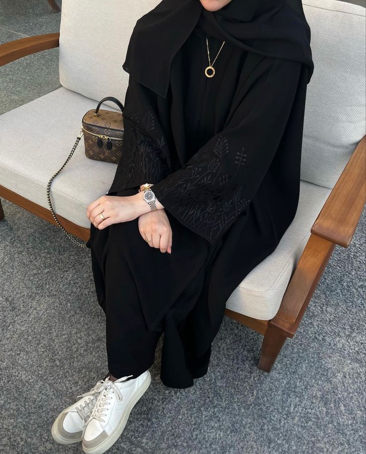 Abaya Fashion Black, New Abaya Style, Black Abaya Designs, Minimalist Wardrobe Capsule, Abaya Outfit, Muslimah Outfit, Modest Casual Outfits, Black Abaya, Hijabi Fashion Casual