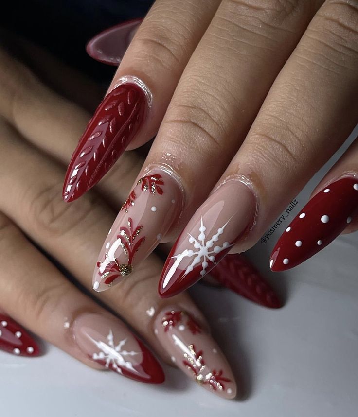 Christmas Nails 2023 Almond Shape, Nails For Crismas 2024, Festive Nails 2024, Christmas Nails Inspo 2023, Red Nails For Christmas Holidays, Christmas Nails Ideas 2024, Christmas Oval Nail Designs, Christmas Red Almond Nails, Christmas Nails 2024 Red