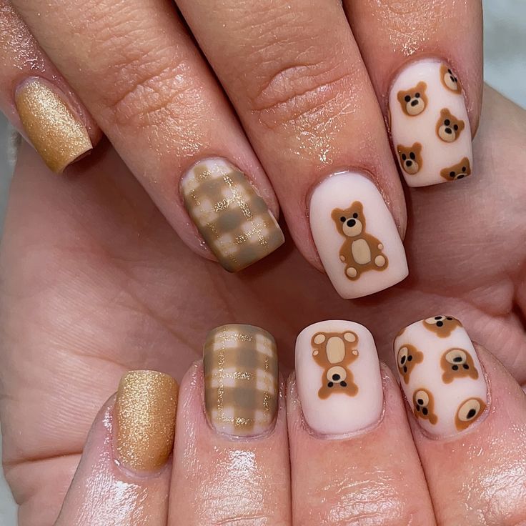 the most adorable teddy bear nails 🧸🫶🏼🤎 acrylic fill w/ nail art done on @emreichmann <3 @youngnailsinc - cover pink @dndgel @dndgel.europe - dnd 860 she’s white? she’s pink? - dc 317 cookie chips - dc 170 plum frost - dnd 780 champagne winter - dc 055 black ocean #teddybears #teddybearnails #teddybearnailart #teddynails #bearnails #cutenails #softnails #koreannailart #plaidnails #brownnailinspo #shortacrylics #shortacrylicinspo #acrylicnailinspo #ontariocanada #youngnailsacrylic #dndge... Dnd 860, Teddy Bear Nails Acrylic, Bear Nails Acrylic, Teddy Bear Nail Designs, Cookie Nail Art, Teddy Nail Art, Bear Nails Designs, Cute Bear Nails, Teddy Nails