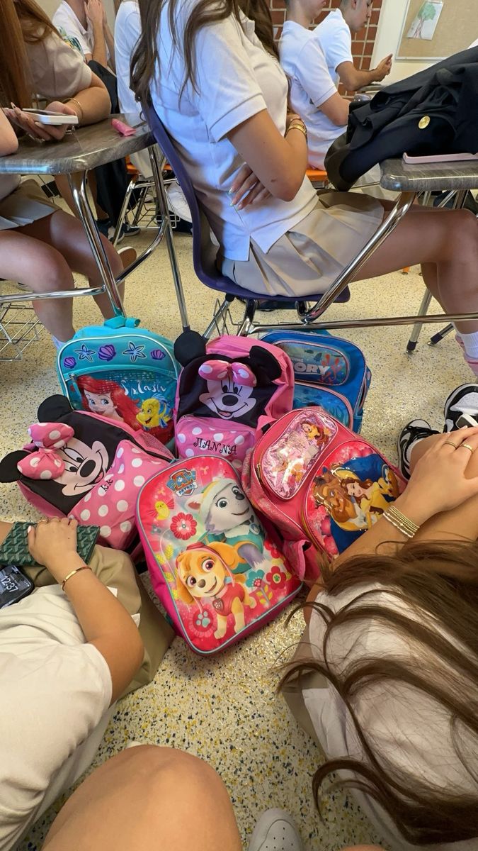 Senior Bookbags, Little Kid Backpack Senior Year, Back To School Classroom Activities, Senior Year Mood Board, Senior Backpack Ideas Funny, Senior Kid Backpack Ideas, Senior Year Fun Ideas, Highschool Senior Aesthetic, Fun High School Life Aesthetic