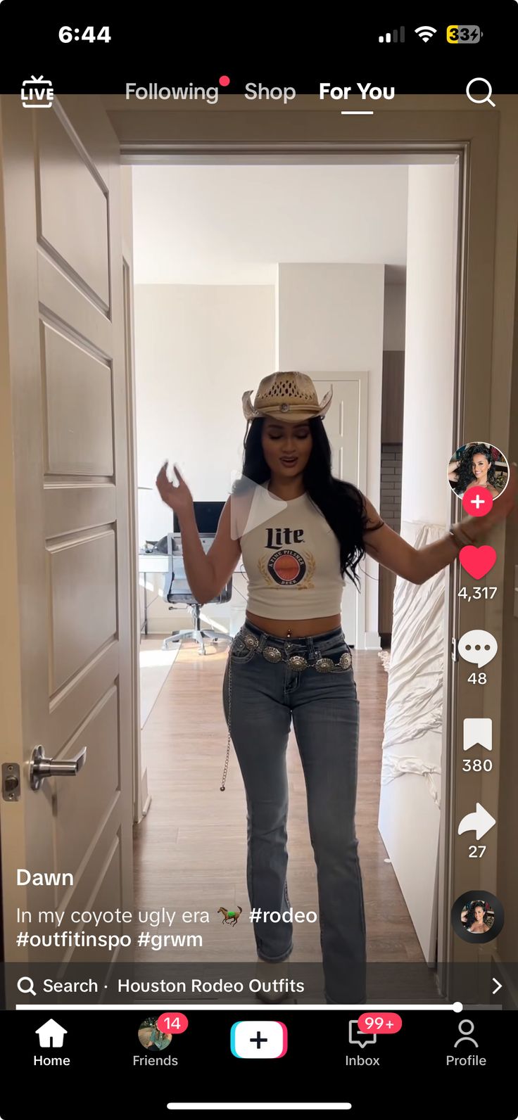 Jaripeo Outfits Aesthetic, Baddie Rodeo Outfits, Houston Hottie Outfit, Country Concert Outfit Black Women, Tan Cowboy Hat Outfit, Baddie Country Outfit, Rodeo Outfit Inspiration, Texas Cowgirl Outfits, Baddie Western Outfits