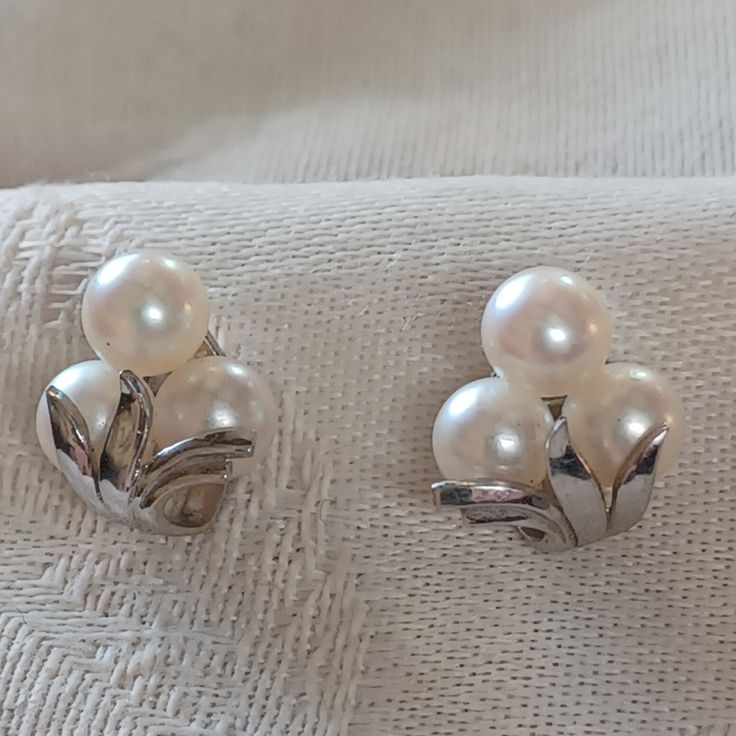 This Is A Gorgeous Pair Of Vintage Akoya Cultured Pearl Earrings In 14k White Gold. Each Earring Has A Set Of 3 Beautiful Pearls That Are Nestled In A Setting Of White Gold Leaves. These Are Pierced With Butterfly Backs. I Couldn't Find Any Markings On The Earrings Or Posts, But They Were Tested 14k And The Butterfly Backs Are Stamped Wg 14k. These Are About 1/2 Inch Wide. They Are In Excellent Pre-Owned Condition. They Really Are Beautiful And Are A Classic Pair To Wear Casual Or Dressed Up. Gold Leaves, Akoya Pearls, Pearl Stud Earrings, The Butterfly, Pearl Studs, Silver Pearls, Cultured Pearls, Larp, Pearl Jewelry