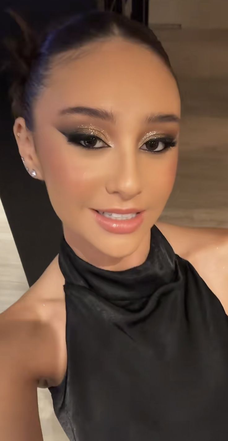 Prom Black Dress Makeup, Simple Black And Gold Makeup, Make Up For A Black Dress Ideas, Glam Makeup For Black Dress, Simple Eye Makeup For Black Dress, Makeup Ideas For Black Outfit, Makeup For Black Dress Prom, Black Liner Makeup Looks, Black Sequin Dress Makeup