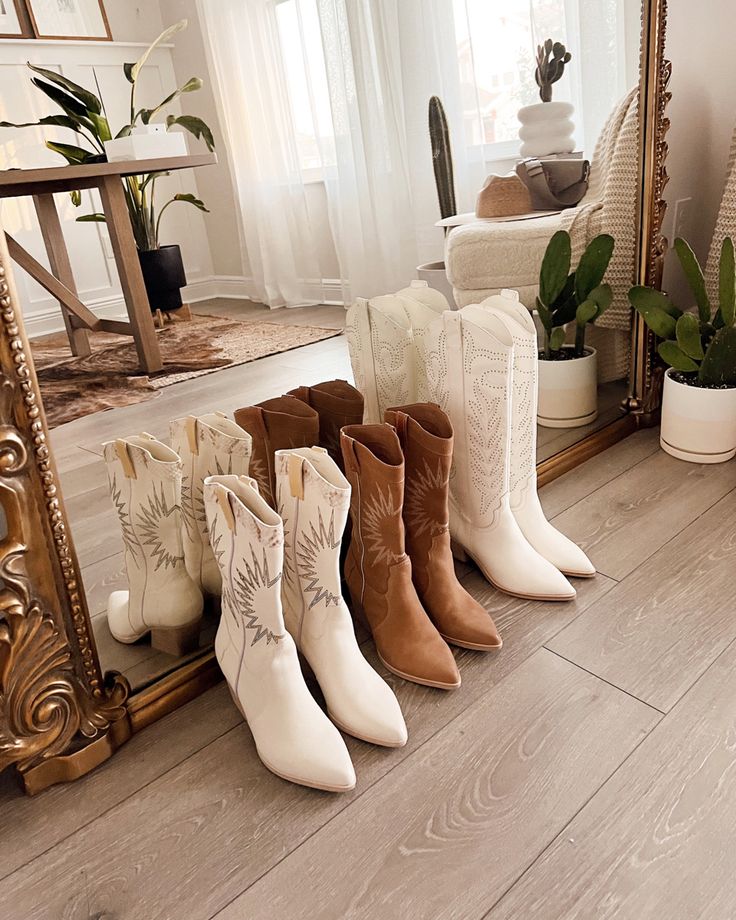 Ellapcobb Vegas Cowboy Boots, Dolce Vita Cowboy Boots, Dolce Vita Cowboy Boots Outfit, Boots Ootd, Winter Shoe Trends, Western Boots Outfit, Dolce Vita Boots, Fall Winter Shoes, Western Vibes