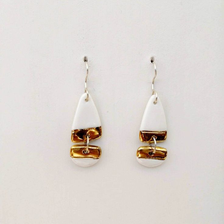 Two-piece porcelain earrings made with white and pink porcelain paste and gold enamel. The hoop is silver 925. Everyday Single Enamel Earring, Modern White Enamel Jewelry, Handmade White Enamel Jewelry, Nickel-free White Drop Earrings, Nickel Free White Drop Earrings, Modern White Earrings With Plating, Nickel-free White Hoop Earrings For Anniversary, Modern White Plated Earrings, White Enamel Jewelry For Anniversary