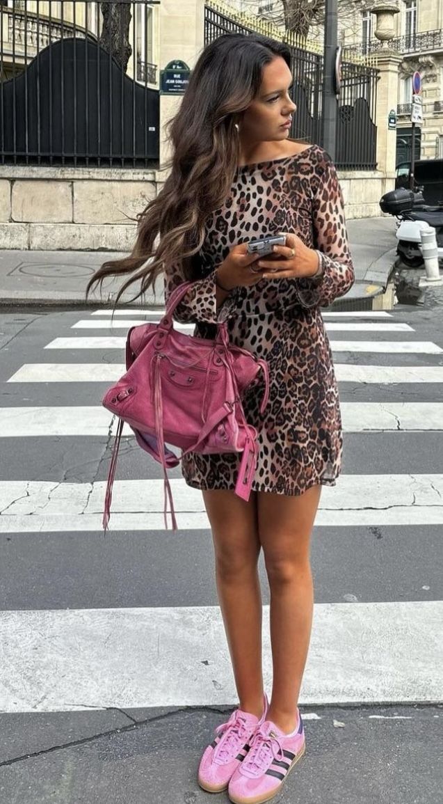 Leopard Shoes Outfit Summer, Pink Dress Leopard Shoes Outfit, Pink And Animal Print Outfit, Pink Leopard Skirt Outfit, Leopard Print And Pink Outfit, Pink And Leopard Outfit, Pink Leopard Skirt, Outfits 40s, Pink Sneakers Outfit