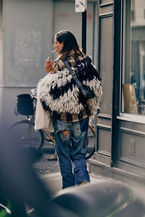 Best Paris Fashion Week Spring 2023 Street Style Cool Street Fashion Winter Style 2023, Rainy Paris, 2023 Street Style, Paris Street Style Spring, 2024 Fashion Trends, Nyfw Street Style, Style 2023, Paris Fashion Week Street Style, Cooler Look