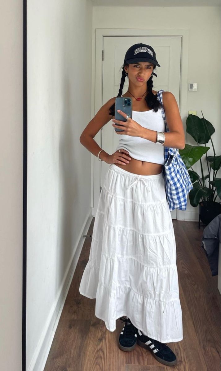 White Maxi Skirt Outfit, Looks Adidas, White Skirt Outfits, Skirt Outfit Summer, White Long Skirt, European Summer Outfits, Looks Country, Long Skirt Outfits, Skandinavian Fashion