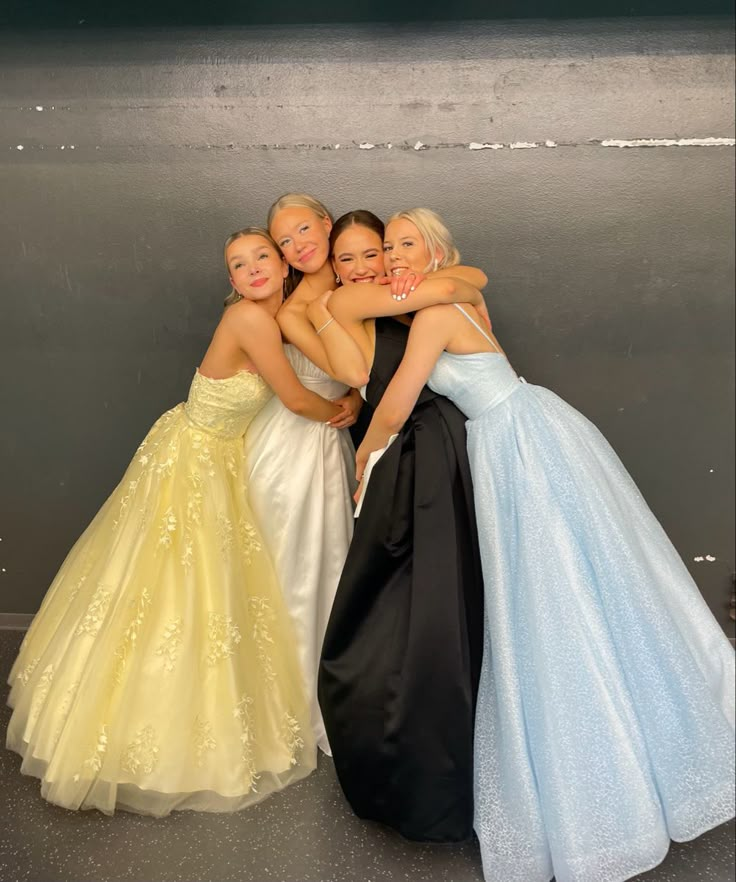 Wanhat Wanhat Dress, Prom Picture Poses With Friends, Senior Prom Pictures, Prom Inspo Pictures, Prom Group Poses, Prom Trends, Formal Pictures, Prom 2k24, Pics Poses