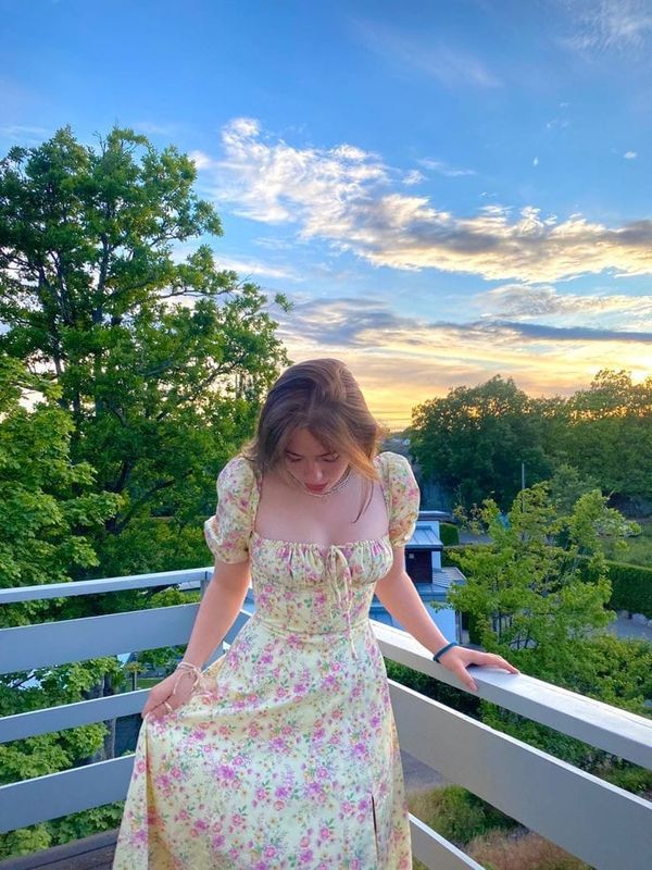 Cottage Dresses Aesthetic, Summer Inspo Pics Outfits, Cottage Pics Instagram, Poses In Dress For Pictures Instagram, Cute Dress Poses Instagram, Aesthetic Pose In Dress, Poses In Summer Dress, Floral Aesthetic Dress, Aesthetic Dress Poses